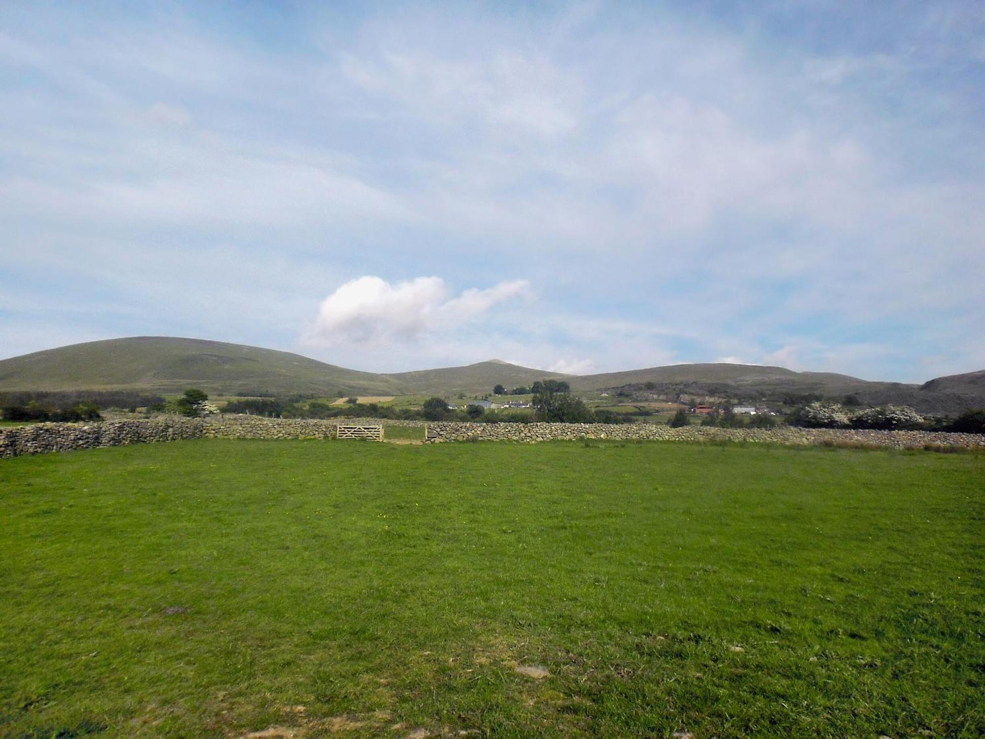 Y Gorlan Villa Llanllechid Exterior photo